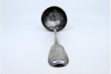  Concha de sopa em prata lisa com cabo recortado.