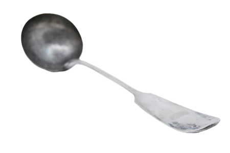 Concha de sopa em prata lisa com o cabo recortado.