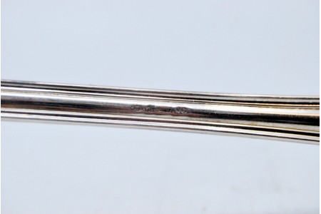 Concha de sopa em prata com frisos ao longo do cabo.