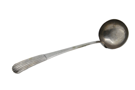 Concha de sopa em prata com relevos ao longo do cabo tipo caninhas.