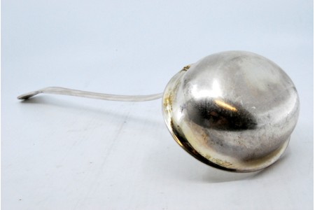 Concha de sopa em prata lisa com frisos relevados ao longo do cabo.