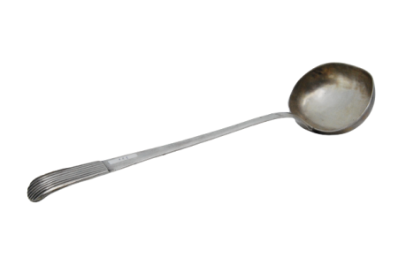 Concha de sopa em prata lisa com o cabo relevado ao estilo caninhas.