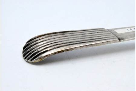 Concha de sopa em prata lisa com o cabo relevado ao estilo caninhas.