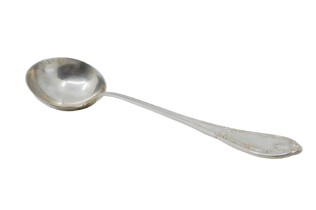 Concha de sopa em prata com frisos ao longo do cabo envolvendo cartela para monograma.