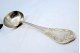 Concha de sopa em prata com frisos ao longo do cabo envolvendo cartela para monograma.