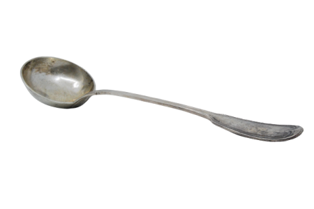 Concha de sopa em prata com frisos ao longo do cabo.