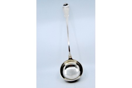 Concha de  sopa em prata com cabo frisado e a expedir.