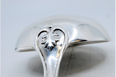 Concha de sopa em prata com frisos ao longo do cabo relevado com palmeta.