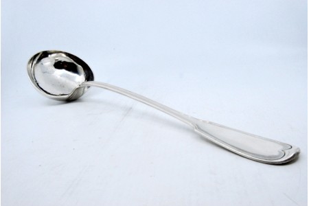 Concha de sopa em prata com frisos ao longo do cabo.