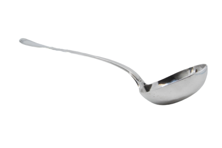 Concha de sopa em prata com frisos ao longo do cabo.