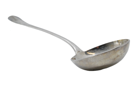 Concha de sopa em prata lisa com cabo brasonado.