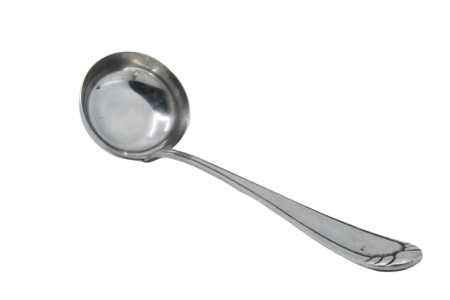 Concha de sopa em prata com frisos ao longo do cabo.