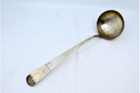 Concha de sopa em prata com friso ao longo do cabo.