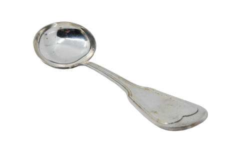 Concha de sopa em prata com frisos ao longo do cabo.