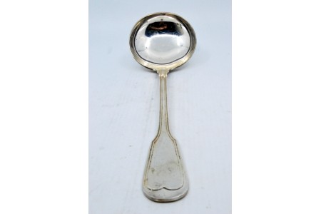 Concha de sopa em prata com frisos ao longo do cabo.