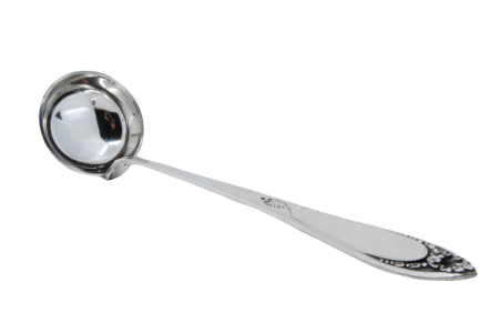 Concha de sopa em prata com relevos envolvendo cartela para monograma.