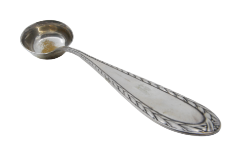 Concha de sopa em prata com frisos ao longo do cabo.