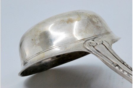 Concha de sopa em prata com frisos ao longo do cabo.