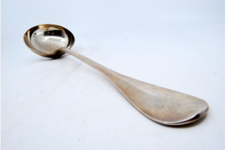 Concha de sopa em prata lisa com friso no cabo.