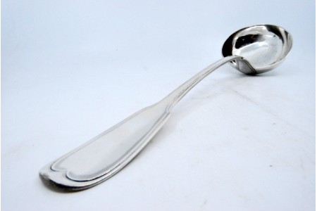  Concha de sopa em prata com frisos ao longo do cabo a expedir.