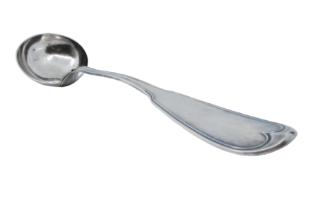 Concha de sopa em prata lisa com frisos ao longo do cabo.