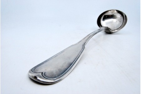 Concha de sopa em prata lisa com frisos ao longo do cabo.