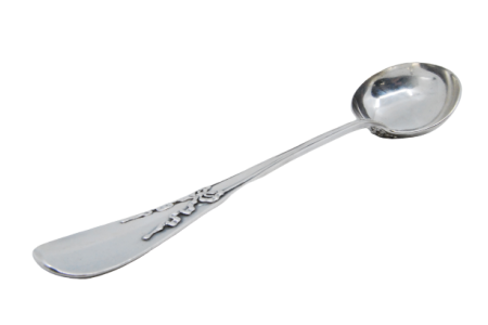  Concha de sopa em prata com laços relevados ao longo do cabo.