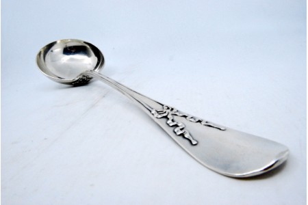  Concha de sopa em prata com laços relevados ao longo do cabo.