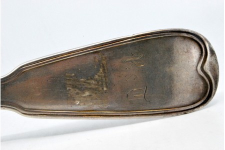 Concha de sopa em prata com frisos ao longo do cabo.