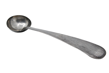 Concha de sopa em prata com frisos no cabo ao estilo caninhas e gravados no exterior da concha.