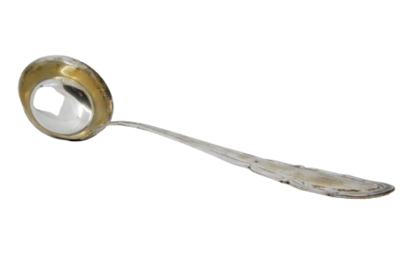 Concha de sopa em prata com frisos ao longo do cabo.