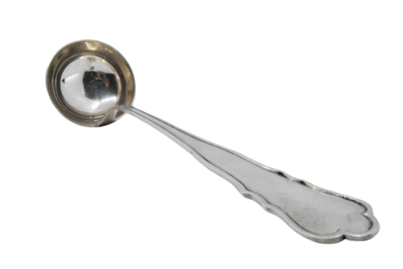 Concha de sopa em prata com frisos ao longo do cabo.