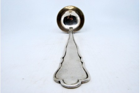 Concha de sopa em prata com frisos ao longo do cabo.