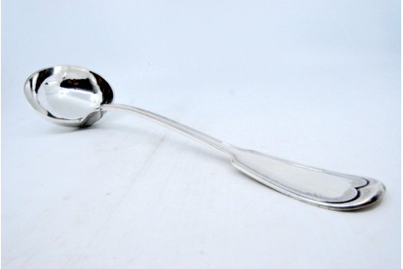 Concha de sopa em prata com frisos ao longo do cabo a expedir.