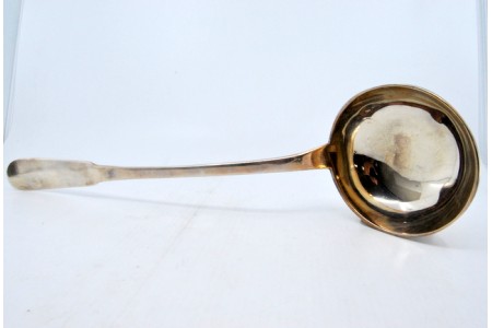 Concha de sopa em prata lisa com frisos no cabo.