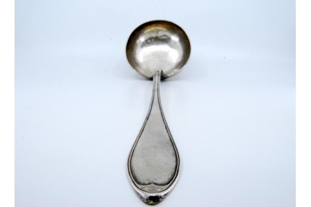 Concha de sopa em prata com frisos ao longo do cabo.