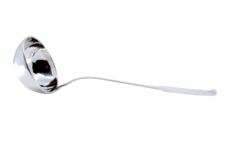 Concha de sopa em prata lisa com relevo no cabo.