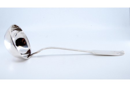 Concha de sopa em prata lisa com relevo no cabo.