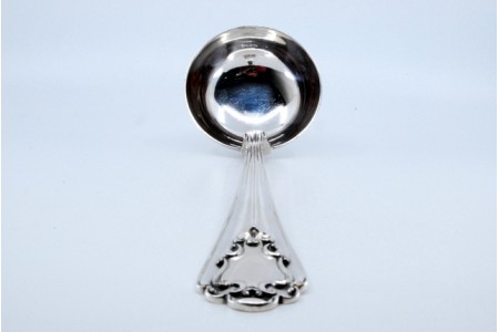 Concha de sopa em prata com frisos ao longo do cabo com relevos envolvendo cartela para monograma.