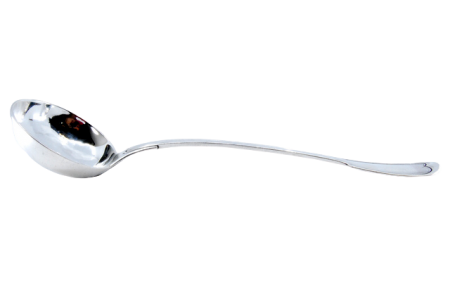 Concha de sopa em prata com frisos ao longo do cabo.