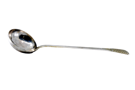  Concha de sopa em prata lisa com cabo relevado.