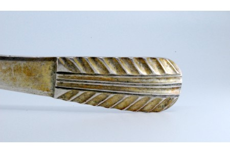  Concha de sopa em prata lisa com cabo relevado.