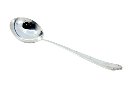 Concha de sopa em prata com frisos ao longo do cabo.