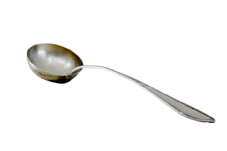 Concha de sopa em prata com frisos ao longo do cabo. 