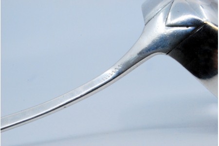 Concha de sopa em prata lisa com o cabo a expedir.