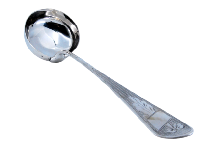 Concha de sopa em prata com gravados ao longo do cabo envolvendo cartela para monograma.