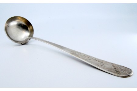  Concha de sopa em prata com gravados ao longo do cabo envolvendo cartela para monograma.