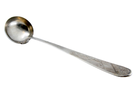  Concha de sopa em prata com gravados ao longo do cabo envolvendo cartela para monograma.