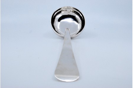 Concha de sopa em prata lisa com cabo a expedir.