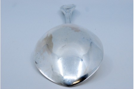  Colher de arroz e servir em prata com frisos ao longo do cabo com motivos florais envolvendo cartela para monograma.